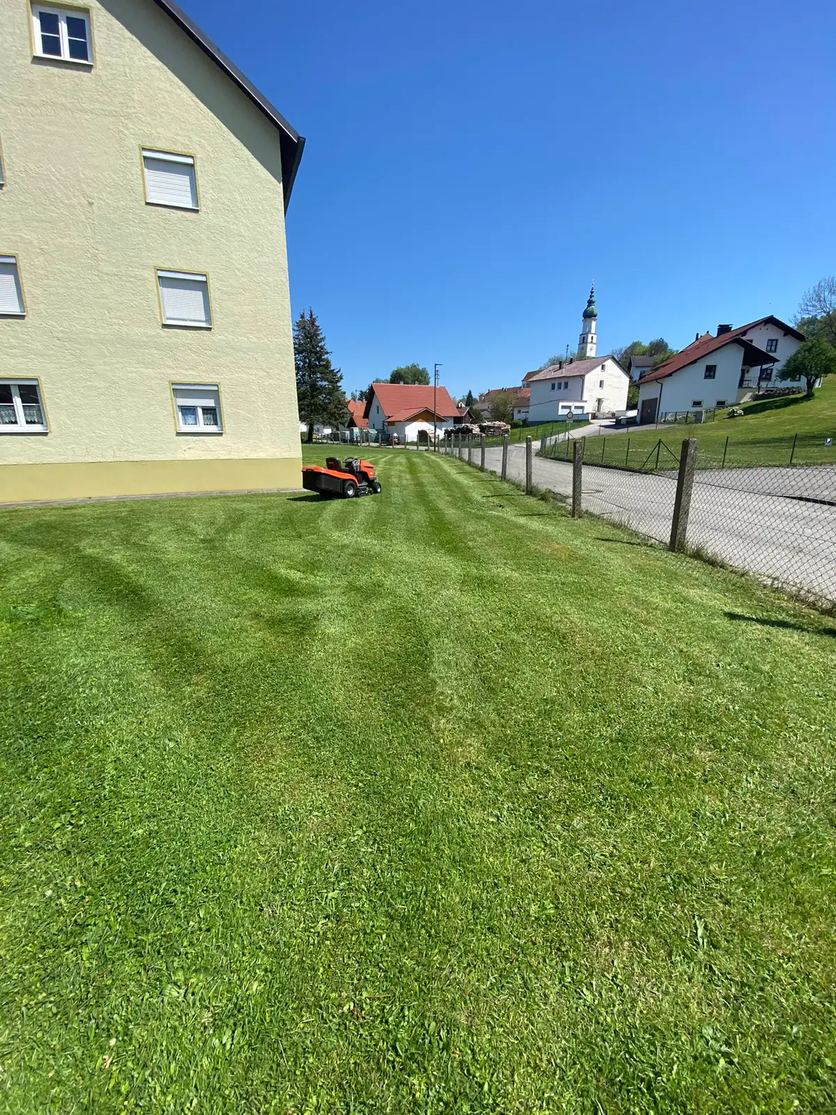 Frisch gemähter Rasen bei einem Kundenprojekt